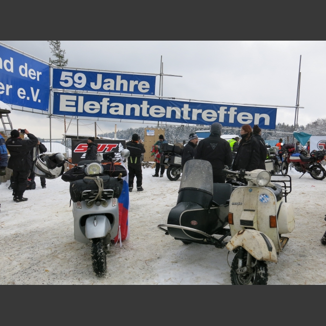 Из-за снега мы находимся в Турмансбанг-Солла / Лох в Баварском лесу, в 40 км к северу от Пассау. На протяжении более 25 лет, мотоциклисты приветствуются здесь и праздновать мирный зимний уик - энд в котле Лох.